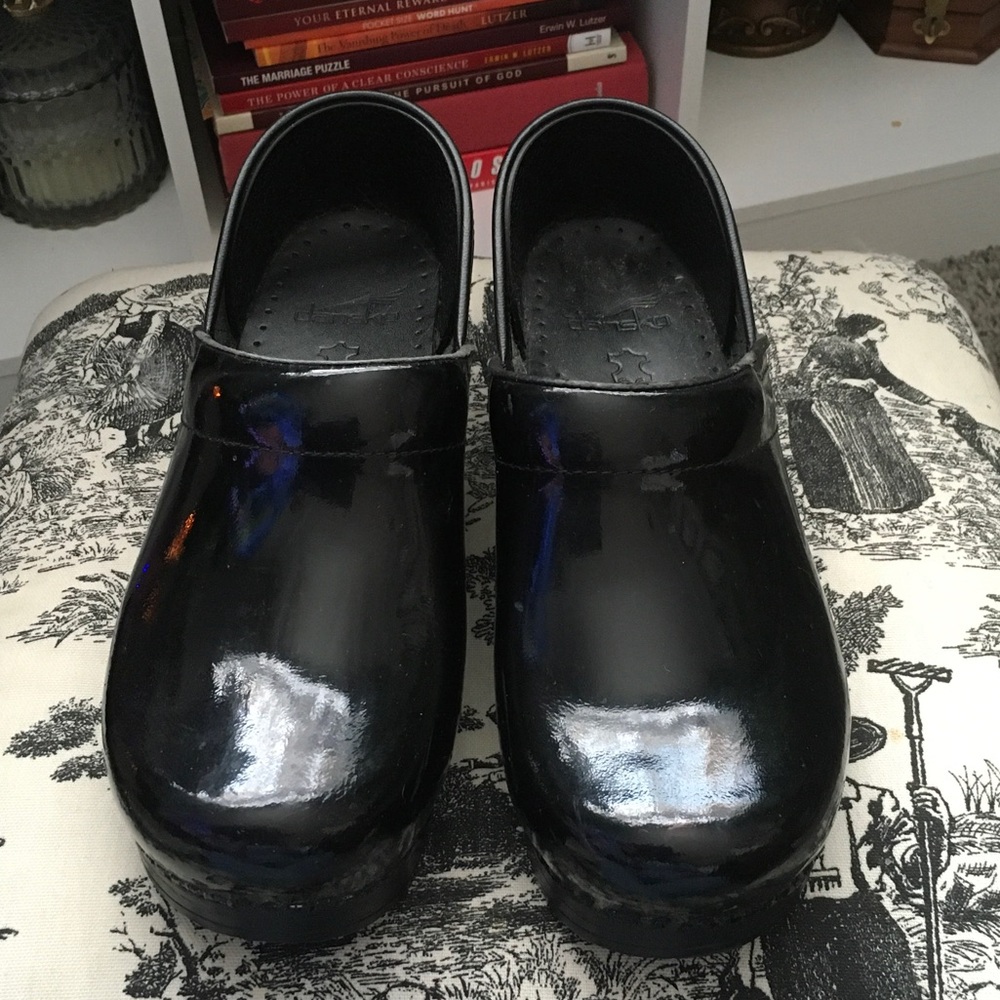 Shiny Black Slip-On Kitchen Clogs 8/38